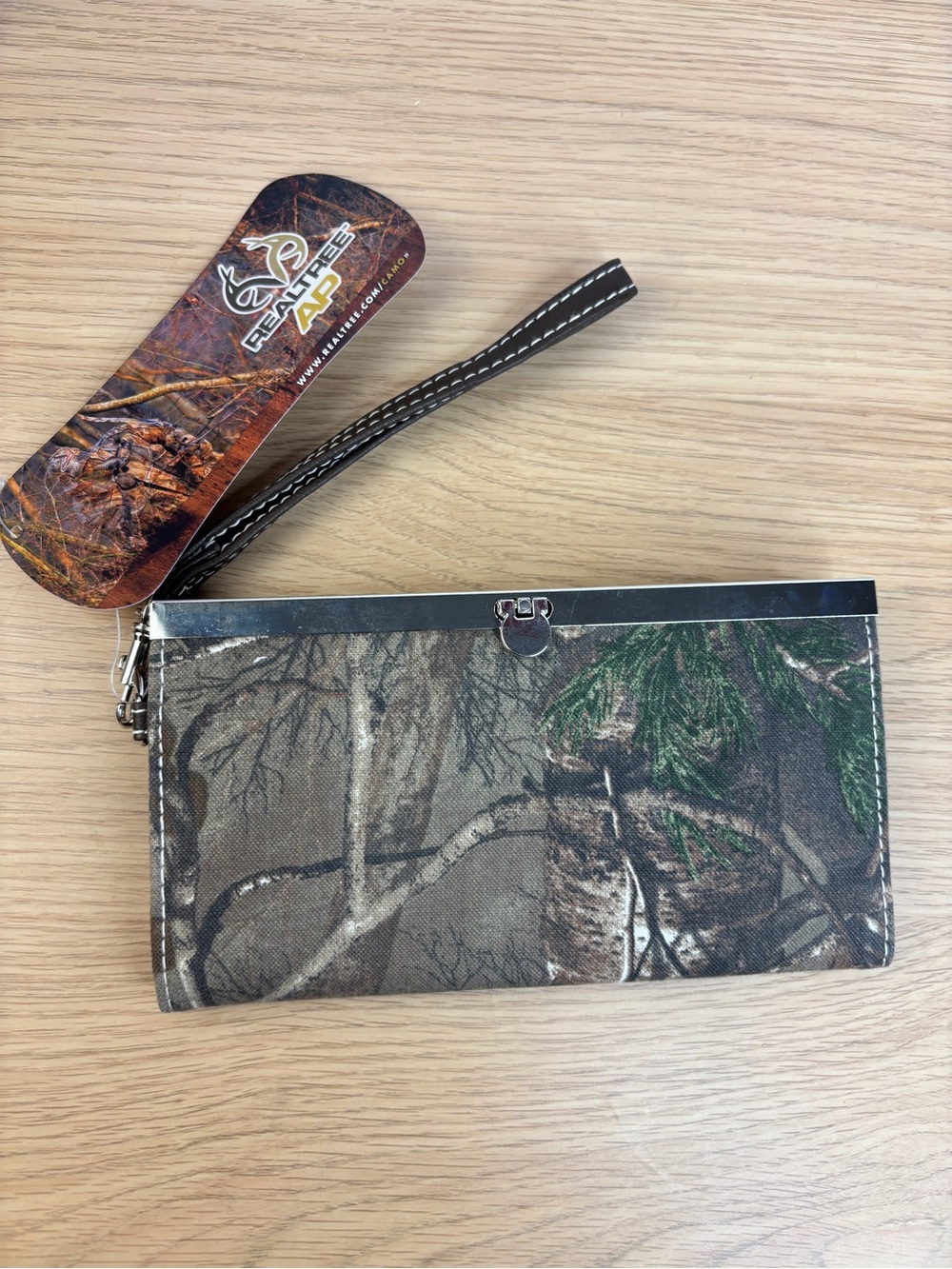 Realtree AP Camouflage Women's Wristlet Clasp Wallet NEW!‎